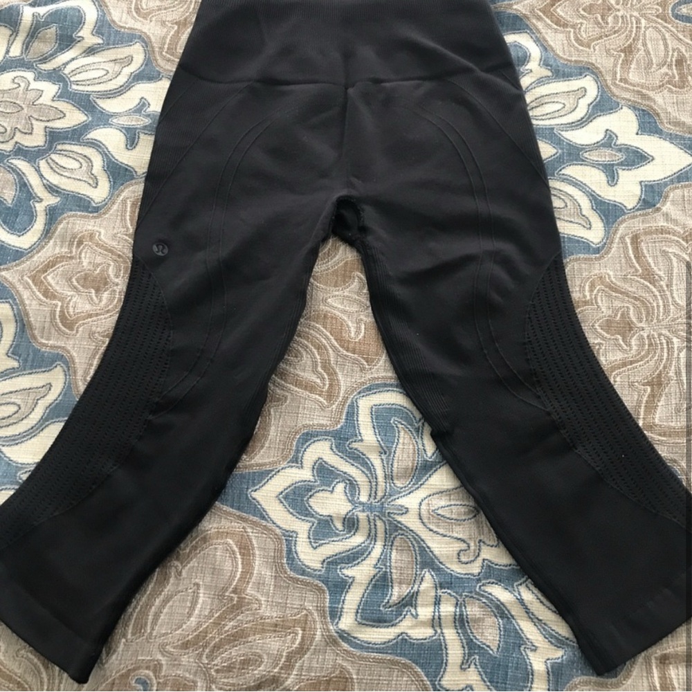 Black Lululemon Cropped Leggings